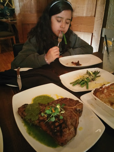 1112 Edmonton Trl #1, Calgary, AB T2E 3K4