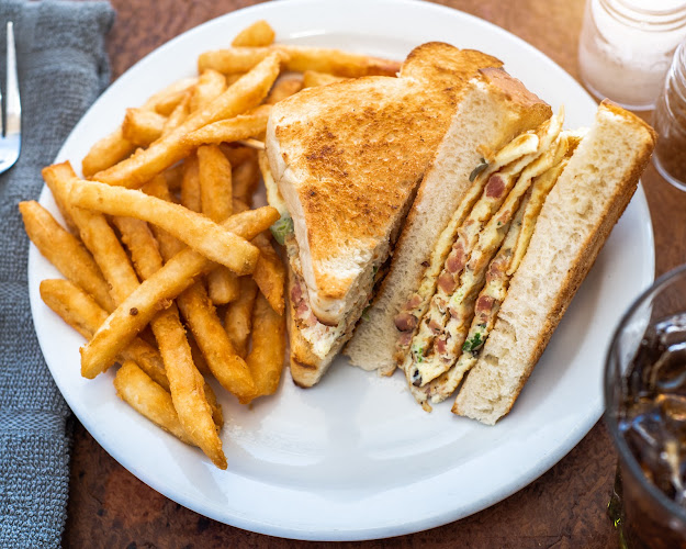 Opinii despre eat’s on 8th în Medicine Hat - Hospitality and gastronomy