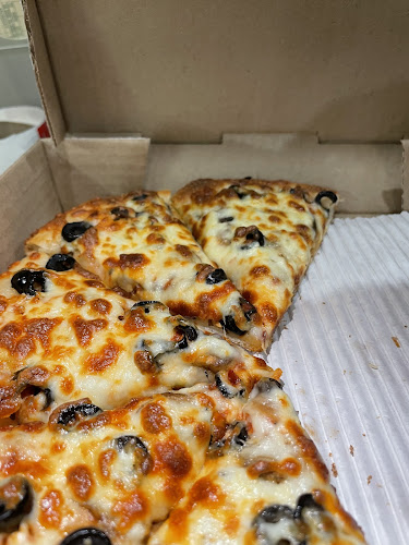 Mona's Pizza - Hospitality and gastronomy