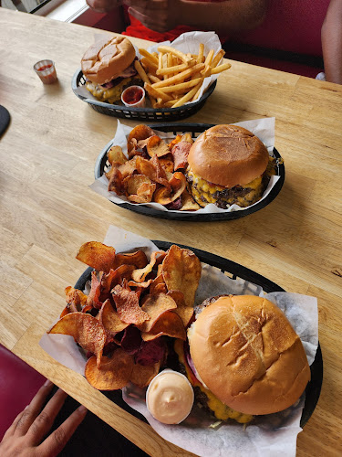 Deadbeetz Burgers - Hospitality and gastronomy