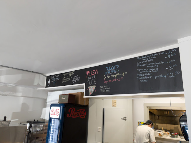 Opinii despre Carmine's Pizzeria- Authentic New York Style Pizzas în Calgary - Hospitality and gastronomy