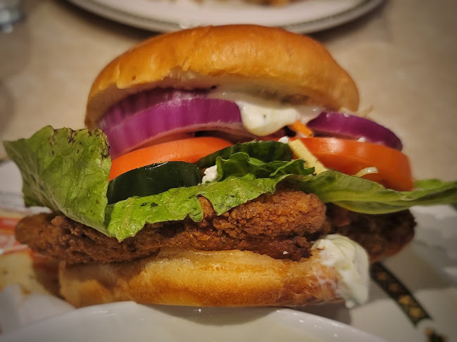 Mano's Restaurant & Lounge