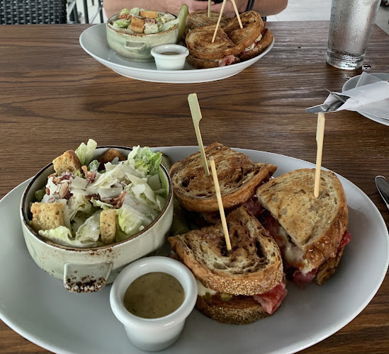 Fionns Grant Park - Hospitality and gastronomy