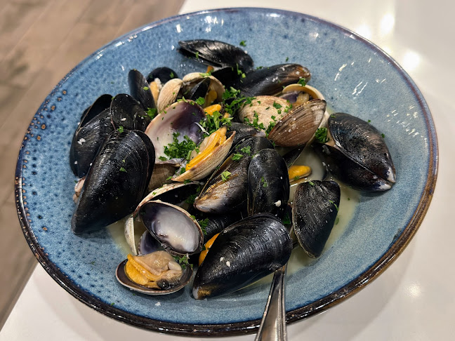 Fanny Bay Oyster Bar & Shellfish Market