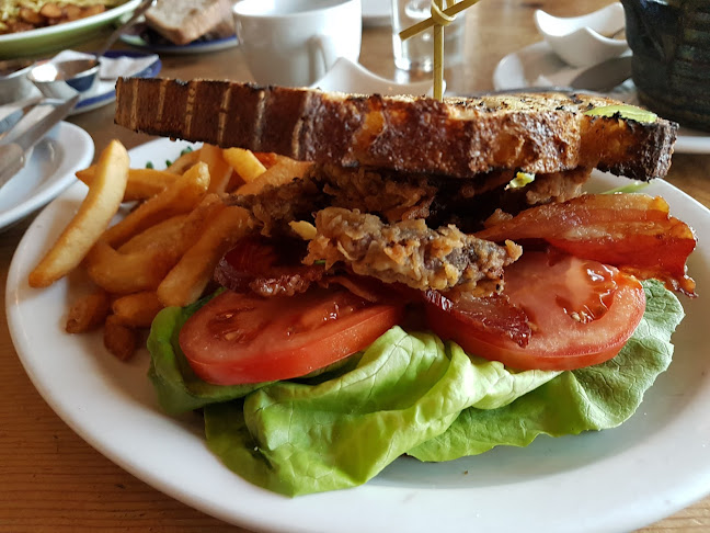 1112 Edmonton Trl #1, Calgary, AB T2E 3K4