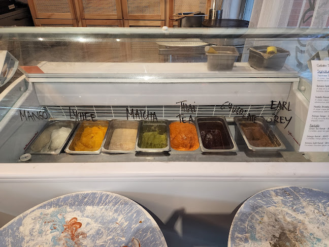 12 Oxley St #101, Toronto, ON M5V 3P7