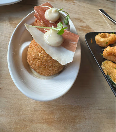 230 Commerce Valley Dr E #2, Thornhill, ON L3T 7Y3