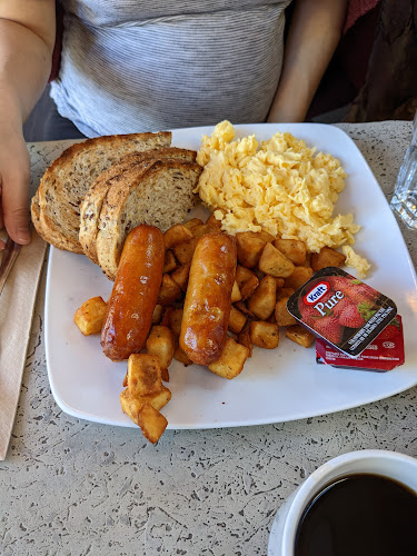 6408 Bay St, West Vancouver, BC V7W 2H1