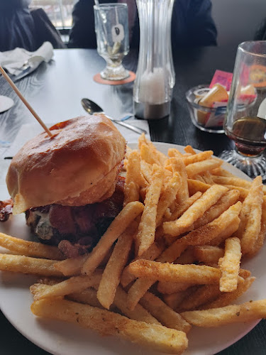 Pier Seventeen Hotel & The Pier Sports Bar