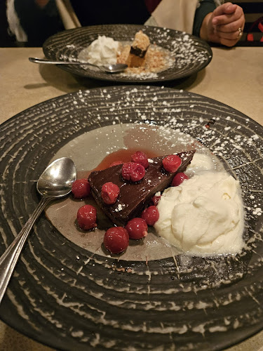 Mano's Restaurant & Lounge