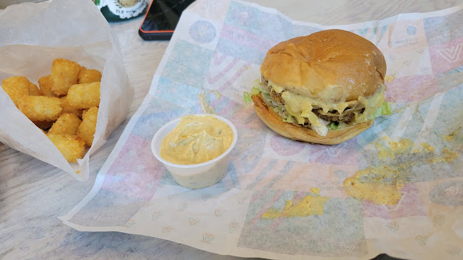 Opinii despre V Burger - 17 Ave - Ice Cream and Burger în Calgary - Hospitality and gastronomy