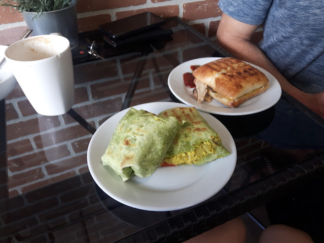 Opinii despre Pineapple Express Smoothie Bar & Bistro în Vernon - Hospitality and gastronomy