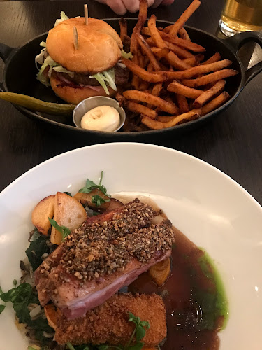 1 Richmond St W, Toronto, ON M5H 3W4