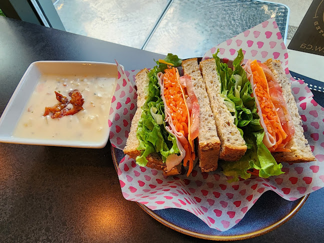 156 14th St E, North Vancouver, BC V7L 2N3