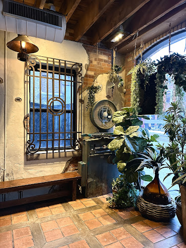 485 King St W, Toronto, ON M5V 1K4