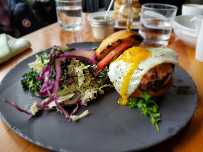 550 Bayview Ave, Toronto, ON M4W 3X8