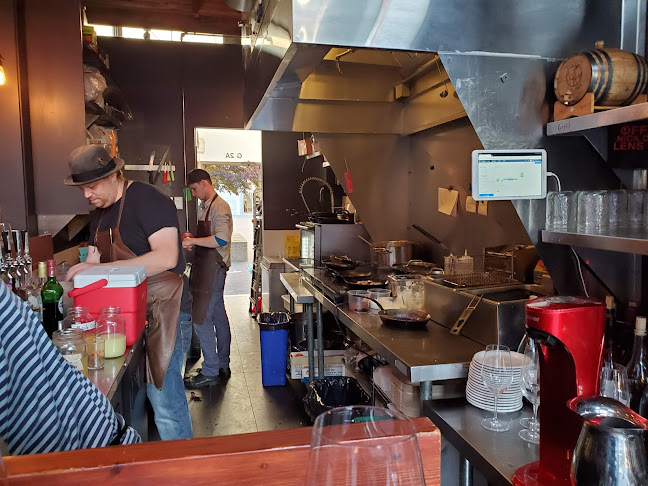 Hank's *A Restaurant - Hospitality and gastronomy