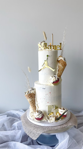 Vanilla & HoneyBee Custom Cakes Appointment Only*