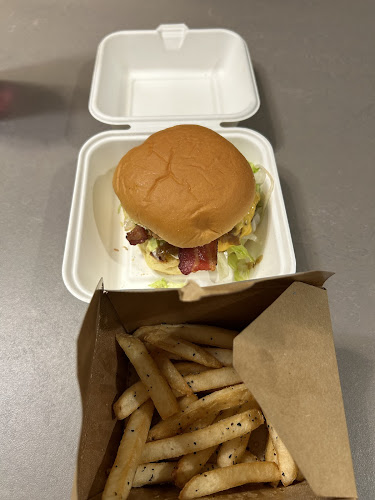 Opinii despre Pigot's Burger Club în Calgary - Hospitality and gastronomy