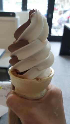 Opinii despre V Burger - 17 Ave - Ice Cream and Burger în Calgary - Hospitality and gastronomy