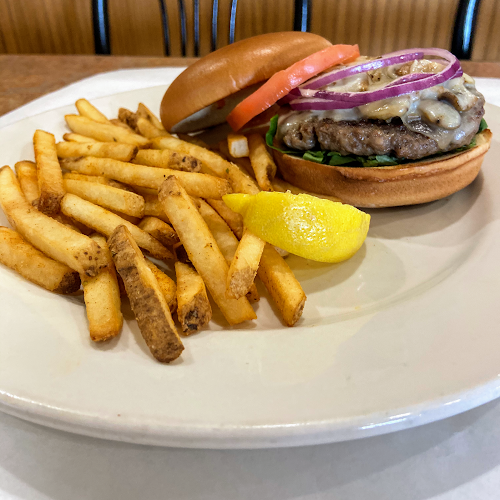 Opinii despre RnR Family Restaurant (McPhillips) în Winnipeg - Hospitality and gastronomy