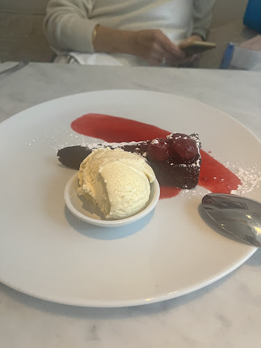 100 Cumberland St, Toronto, ON M5R 1A6