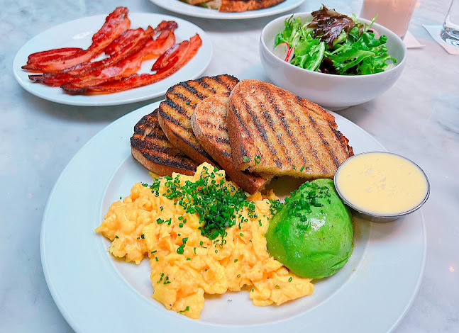 RH Courtyard Restaurant at RH Toronto