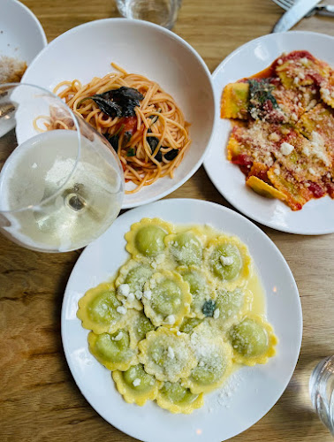 Manulife Centre, 55 Bloor St W, Toronto, ON M4W 1A6