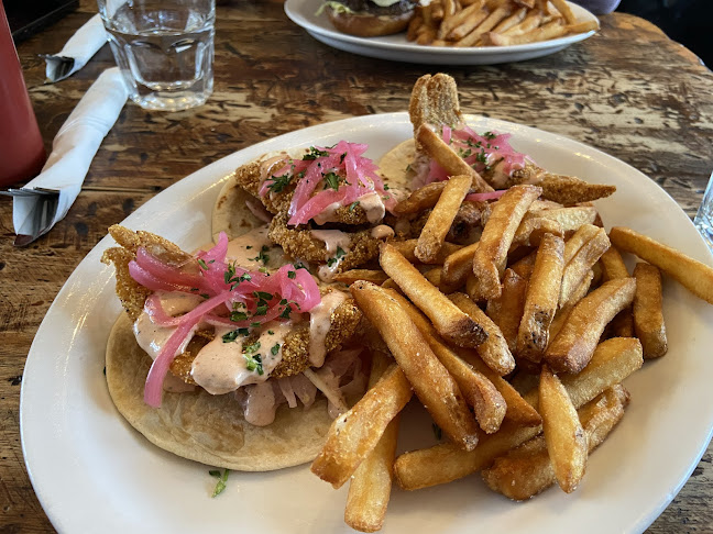 Island Stone Pub - Kensington Station - Hospitality and gastronomy