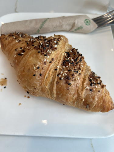 2213 W Broadway, Vancouver, BC V6K 2E4