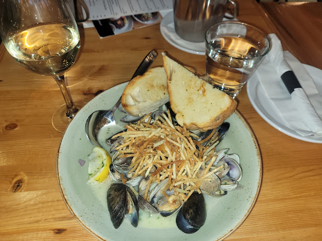 1675 Abbott St, Kelowna, BC V1Y 8S3