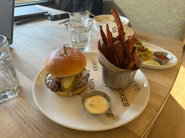 Opinii despre Moxies Calgary Downtown Restaurant în Calgary - Hospitality and gastronomy