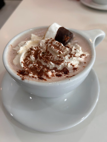 Opinii despre A Ladybug Bakery and Cafe în Calgary - Hospitality and gastronomy