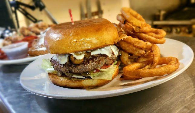 Opinii despre Leah's Bar and Grill în Red Deer - Hospitality and gastronomy