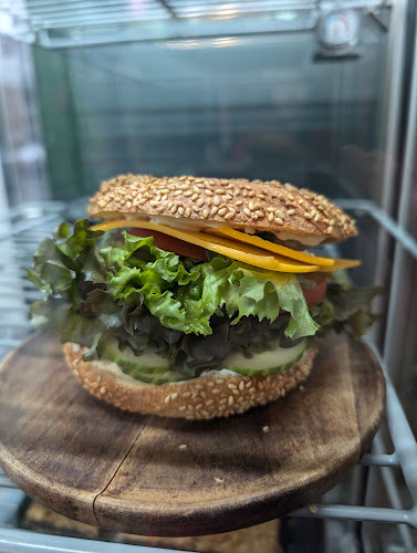 3141 W Broadway, Vancouver, BC V6K 2H2