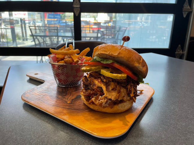 The Roster Sports Club Bar & Grill - Vernon