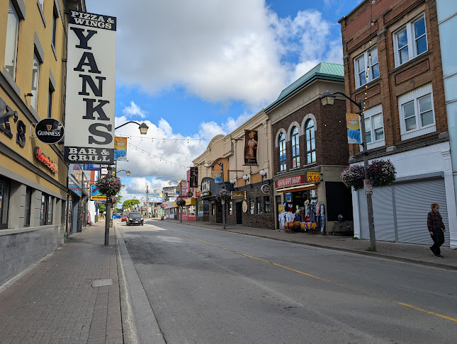 5008 Centre St, Niagara Falls, ON L2G 3L6