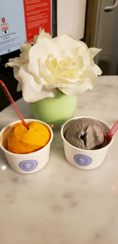 12 Oxley St #101, Toronto, ON M5V 3P7