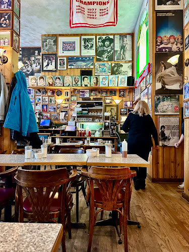 Opinii despre John's Place Restaurant în Victoria - Hospitality and gastronomy