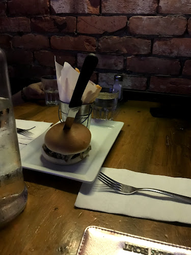 232 Queen St W, Toronto, ON M5V 1Z6