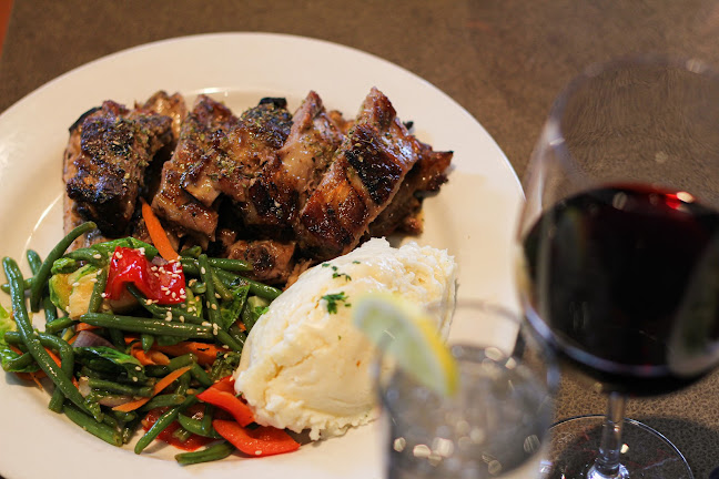 Mano's Restaurant & Lounge - Saskatoon