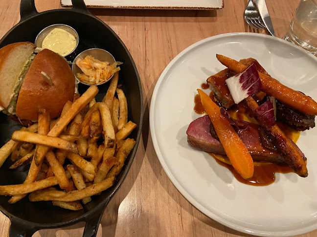 1 Richmond St W, Toronto, ON M5H 3W4