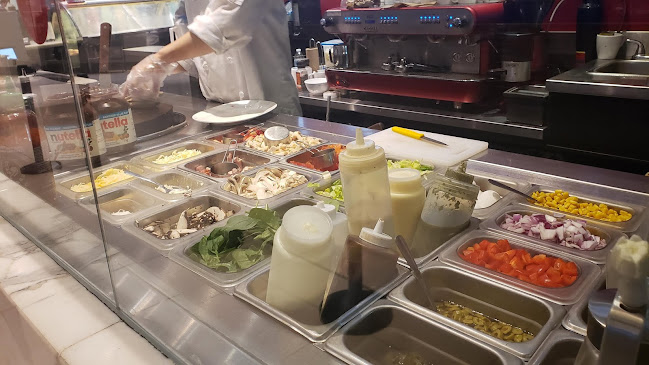 220 Yonge St, Toronto, ON M5B 2H1