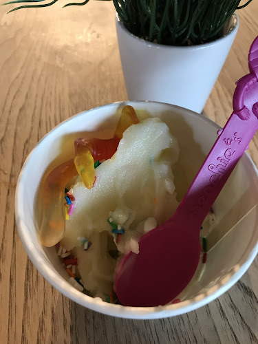 Menchie's Frozen Yogurt Airdrie - Hospitality and gastronomy