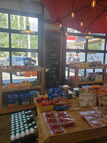 Opinii despre Daniel's Market - Farm Fresh with Chevron Gas Station în Sooke - Hospitality and gastronomy