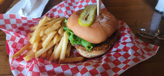 Opinii despre 17 Mile House Pub în Sooke - Hospitality and gastronomy