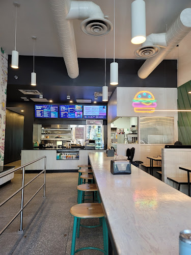 Comentarii opinii despre V Burger - 17 Ave - Ice Cream and Burger