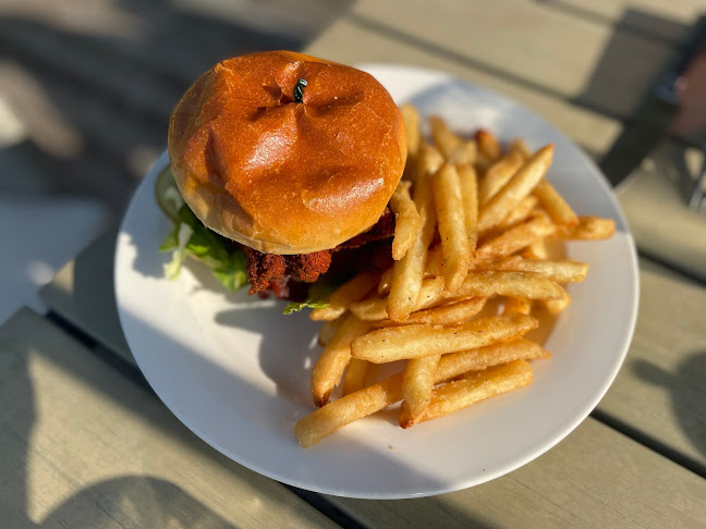 Opinii despre Pier Seventeen Hotel & The Pier Sports Bar în Blind River - Hospitality and gastronomy