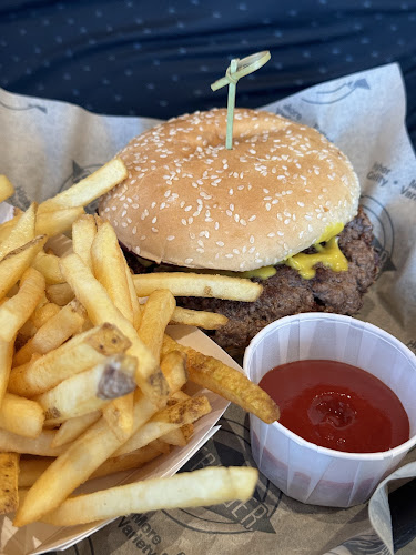 Opinii despre Fatburger Deerfoot în Calgary - Hospitality and gastronomy