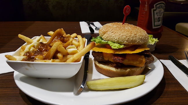 Ricky's All Day Grill - 170th Holiday Inn